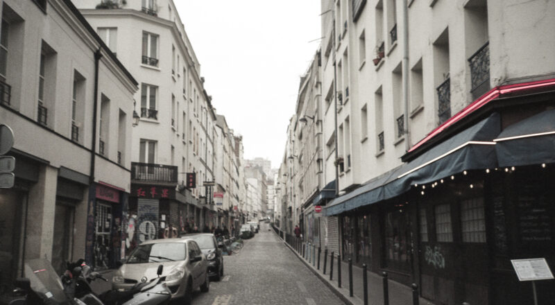 A photograph of a narrow street in Paris. Taken with a Nikon L35AF using Fujicolor Colorplus 400 film.