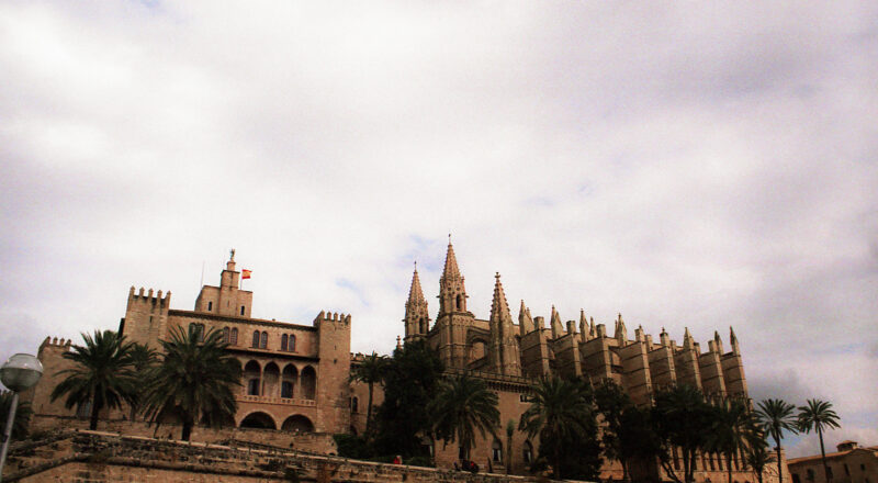 A photograph of outside of Catedral-Basílica de Santa María de Mallorca in Palma de Mallorca.