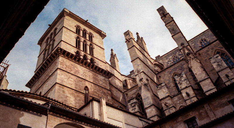 A photograph of the area behind the Catedral-Basílica de Santa María de Mallorca in Palma de Mallorca.
