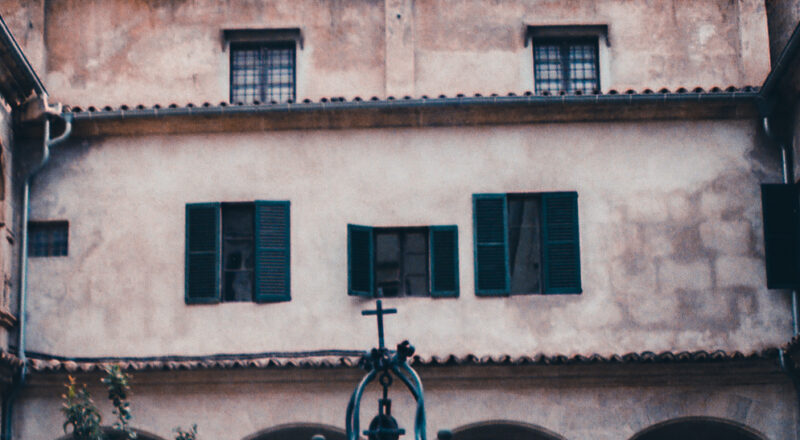 A photograph of an ancient well behind the Catedral-Basílica de Santa María de Mallorca in Palma de Mallorca.