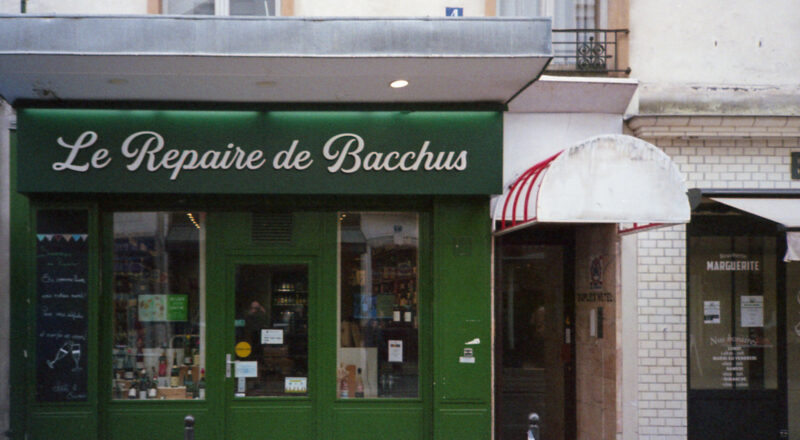 Le Rapaire de Bacchus. A photograph of a wine store in Paris. Taken with a Nikon L35AF using Fujicolor Colorplus 400 film.