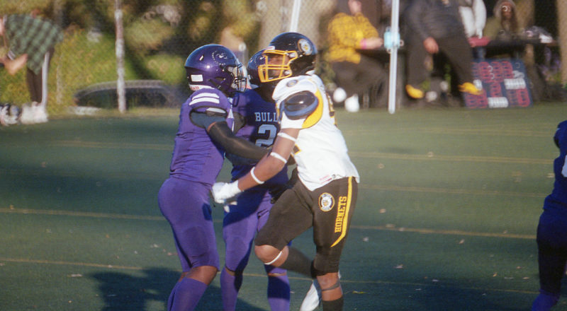 A photograph of football players in Parc Jeanne Mance in the fall of 2023.